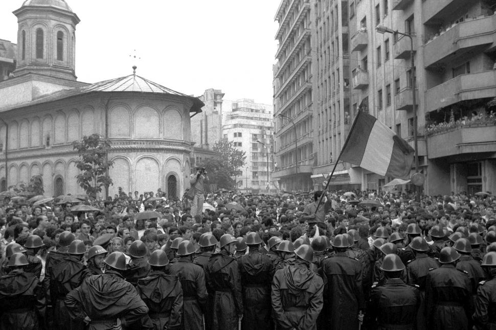 Mineriada din 1990 în imagini: Haos pe străzi, maşini incendiate, violenţe şi clădiri devastate 980594