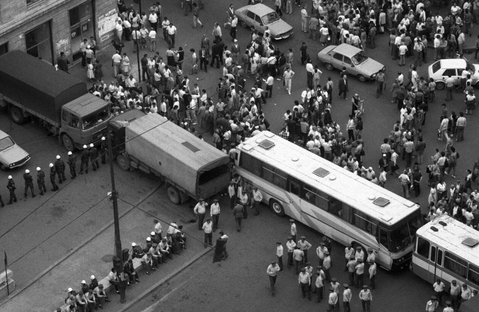 Mineriada din 1990 în imagini: Haos pe străzi, maşini incendiate, violenţe şi clădiri devastate 980595