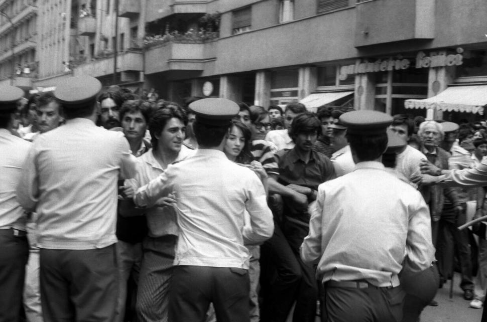 Mineriada din 1990 în imagini: Haos pe străzi, maşini incendiate, violenţe şi clădiri devastate 980596