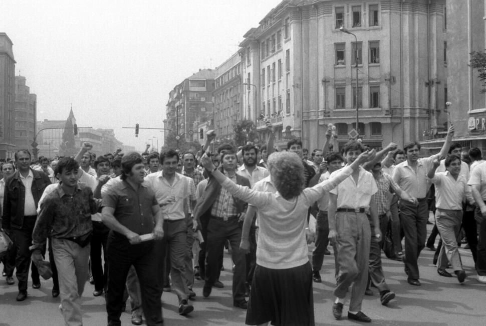 Mineriada din 1990 în imagini: Haos pe străzi, maşini incendiate, violenţe şi clădiri devastate 980597