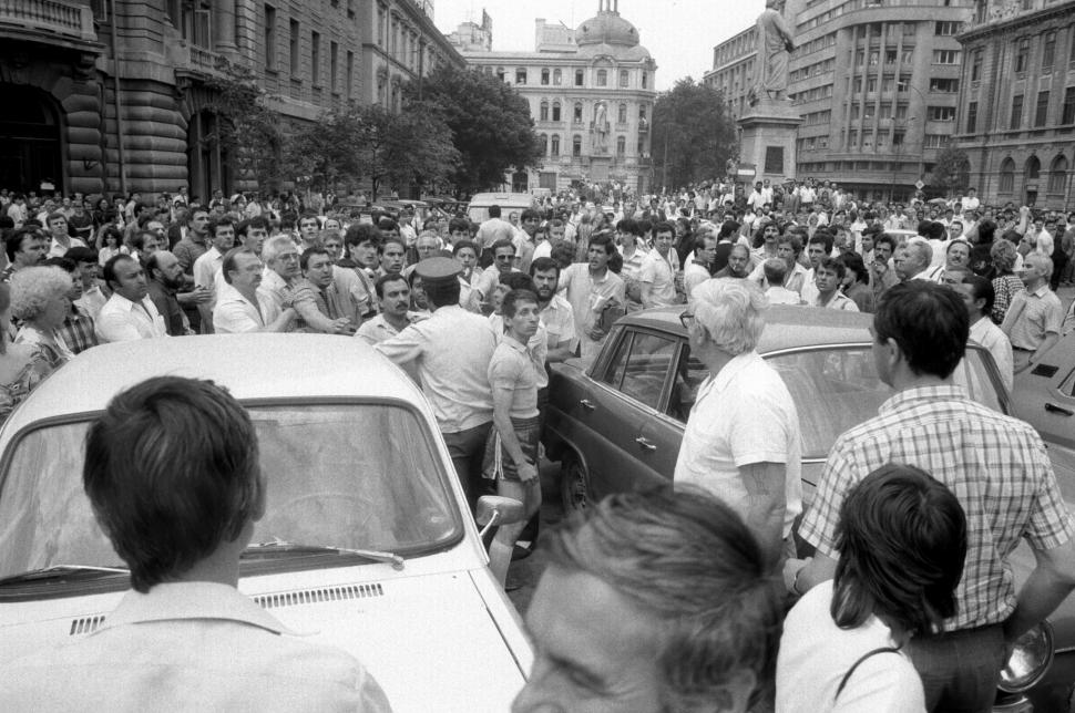 Mineriada din 1990 în imagini: Haos pe străzi, maşini incendiate, violenţe şi clădiri devastate 980598