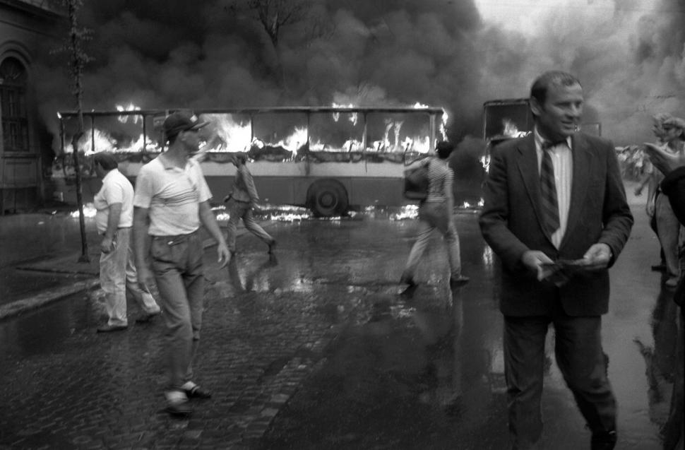 Mineriada din 1990 în imagini: Haos pe străzi, maşini incendiate, violenţe şi clădiri devastate 980599