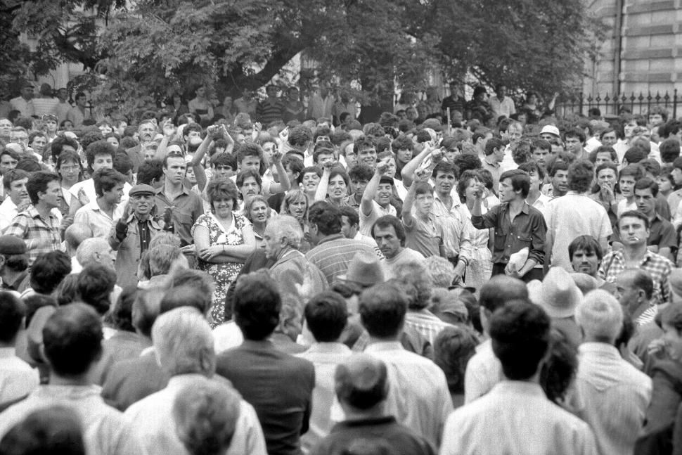 Mineriada din 1990 în imagini: Haos pe străzi, maşini incendiate, violenţe şi clădiri devastate 980601
