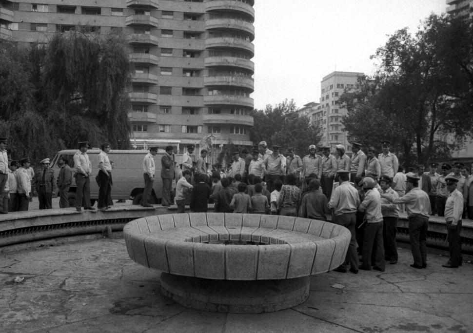 Mineriada din 1990 în imagini: Haos pe străzi, maşini incendiate, violenţe şi clădiri devastate 980602