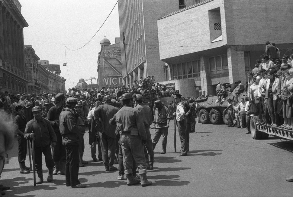 Mineriada din 1990 în imagini: Haos pe străzi, maşini incendiate, violenţe şi clădiri devastate 980603