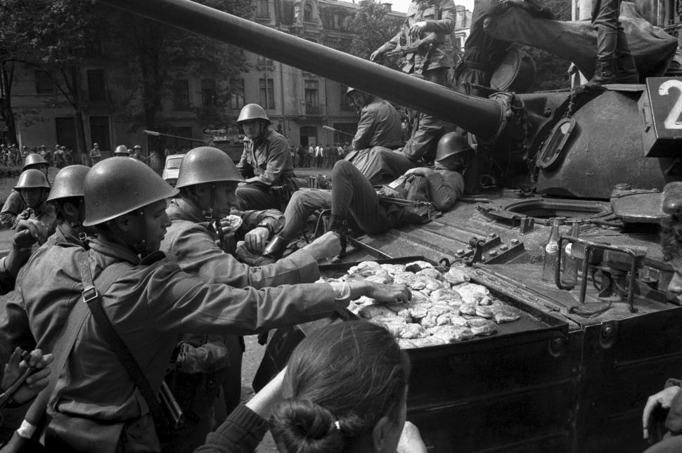 Mineriada din 1990 în imagini: Haos pe străzi, maşini incendiate, violenţe şi clădiri devastate 980604