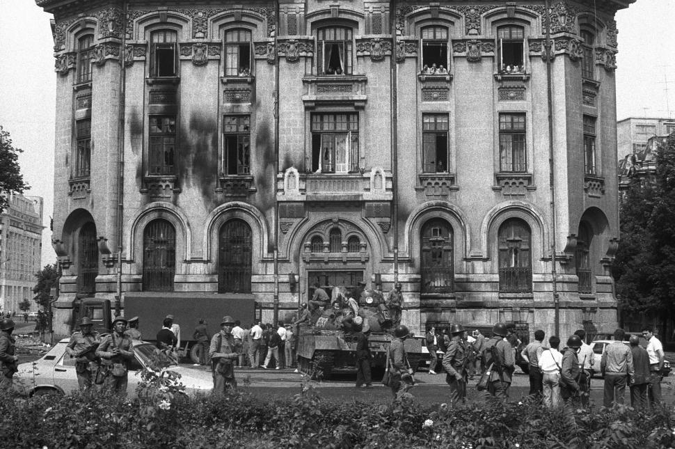 Mineriada din 1990 în imagini: Haos pe străzi, maşini incendiate, violenţe şi clădiri devastate 980606