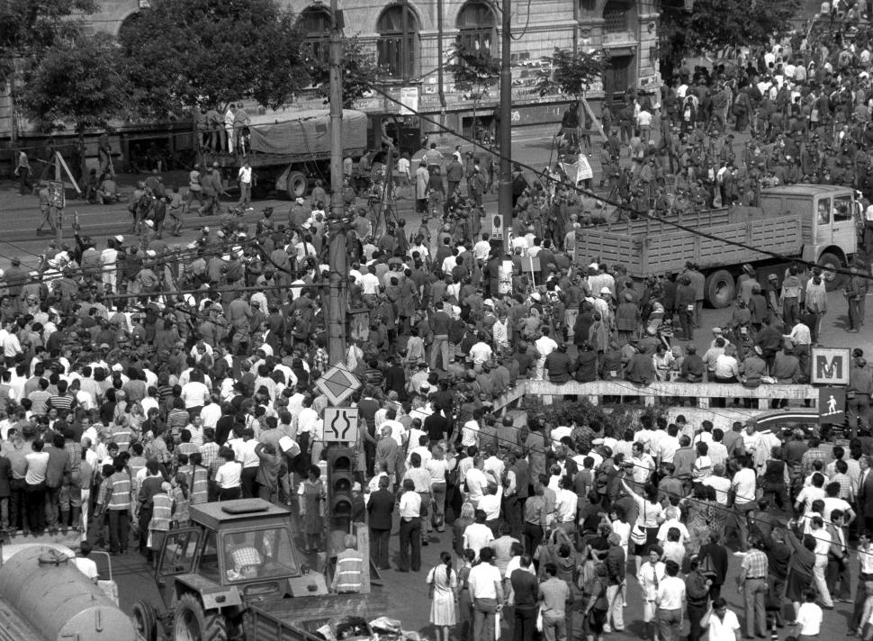 Mineriada din 1990 în imagini: Haos pe străzi, maşini incendiate, violenţe şi clădiri devastate 980607