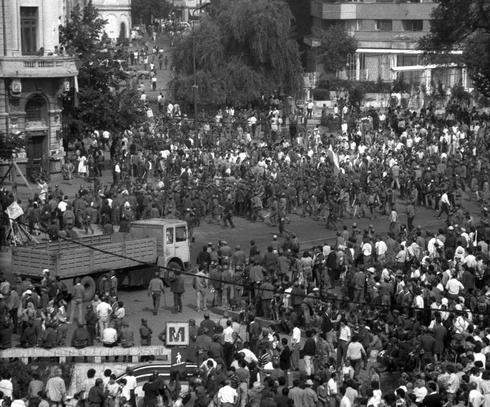 Mineriada din 1990 în imagini: Haos pe străzi, maşini incendiate, violenţe şi clădiri devastate 980608