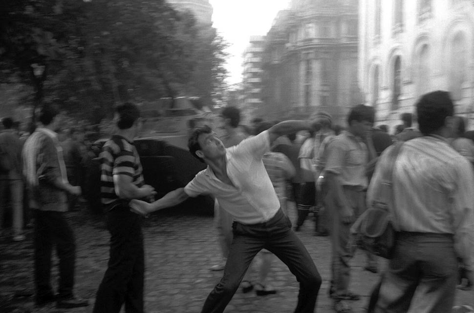 Mineriada din 1990 în imagini: Haos pe străzi, maşini incendiate, violenţe şi clădiri devastate 980609