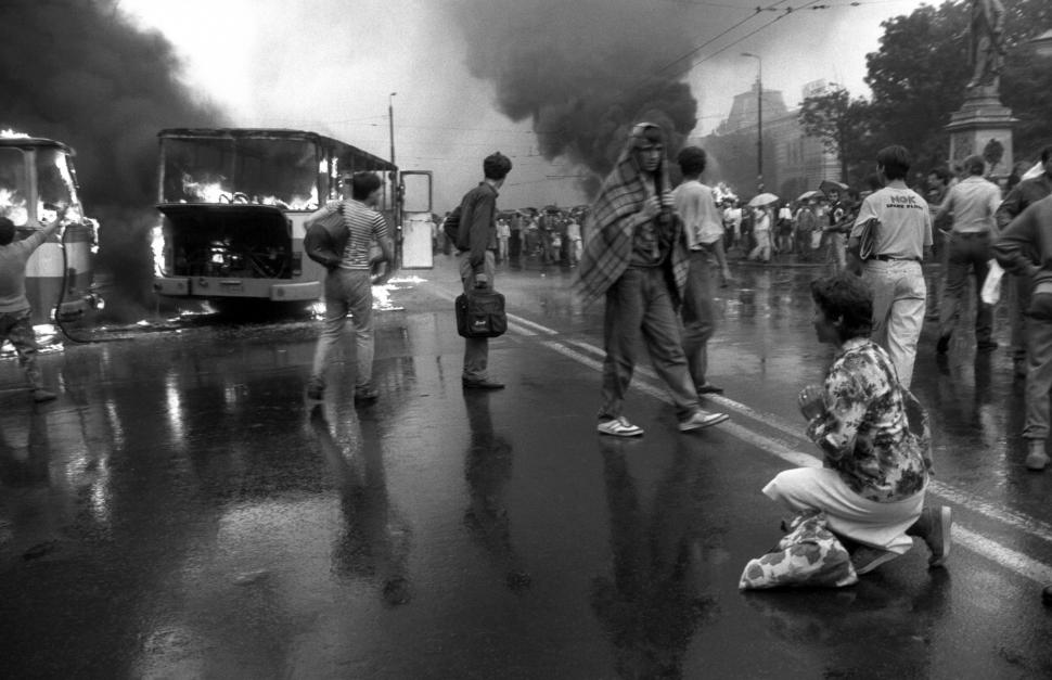 Mineriada din 1990 în imagini: Haos pe străzi, maşini incendiate, violenţe şi clădiri devastate 980610