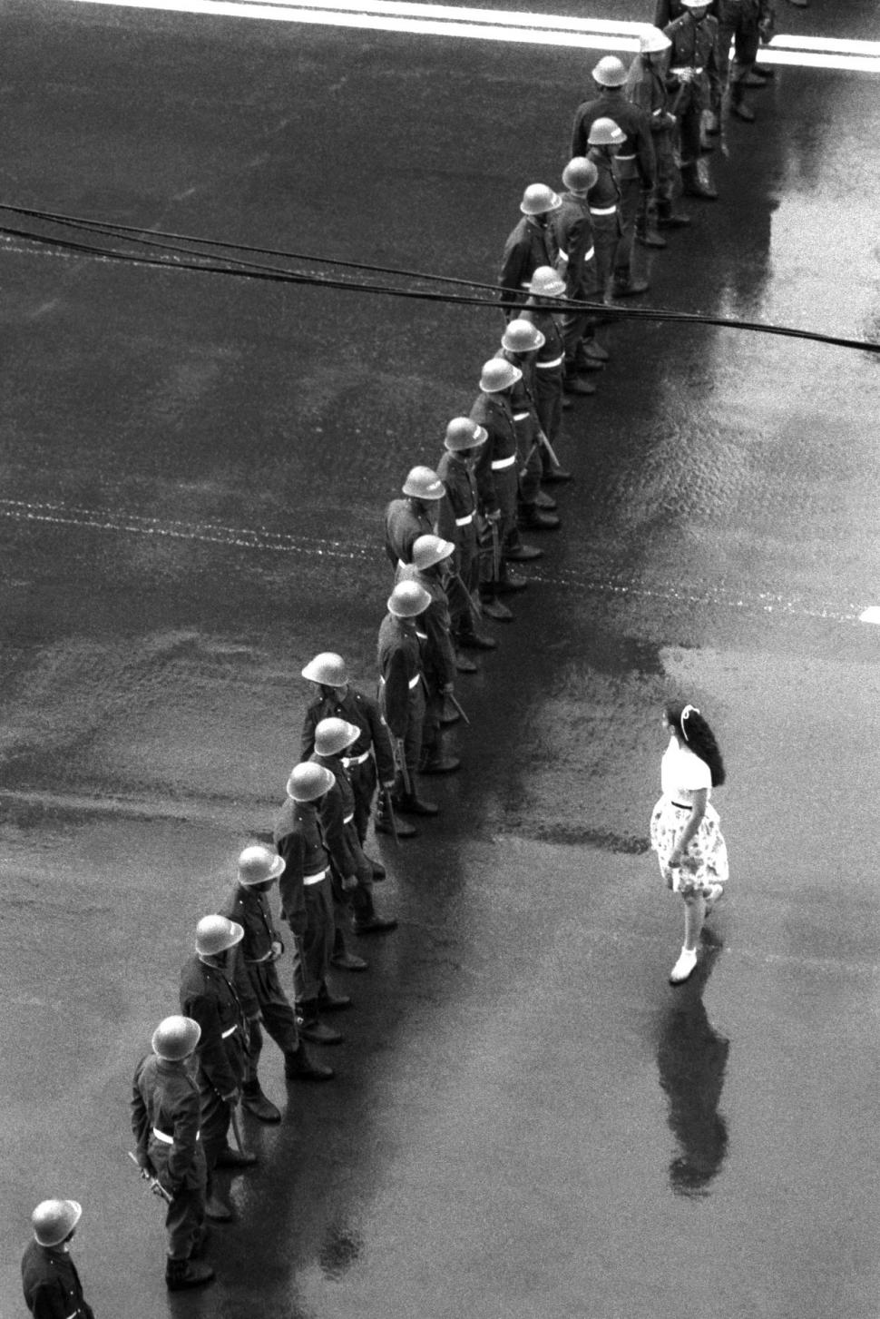 Mineriada din 1990 în imagini: Haos pe străzi, maşini incendiate, violenţe şi clădiri devastate 980612