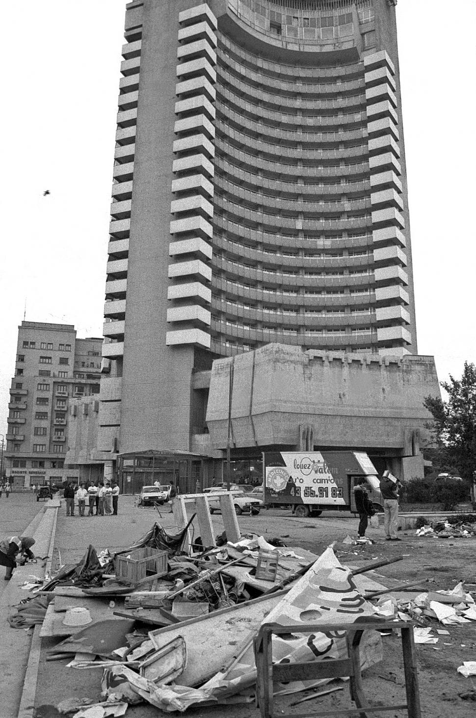 Mineriada din 1990 în imagini: Haos pe străzi, maşini incendiate, violenţe şi clădiri devastate 980614