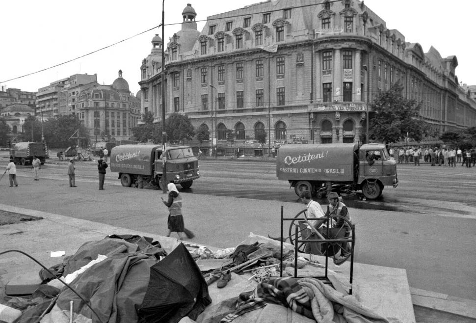 Mineriada din 1990 în imagini: Haos pe străzi, maşini incendiate, violenţe şi clădiri devastate 980615