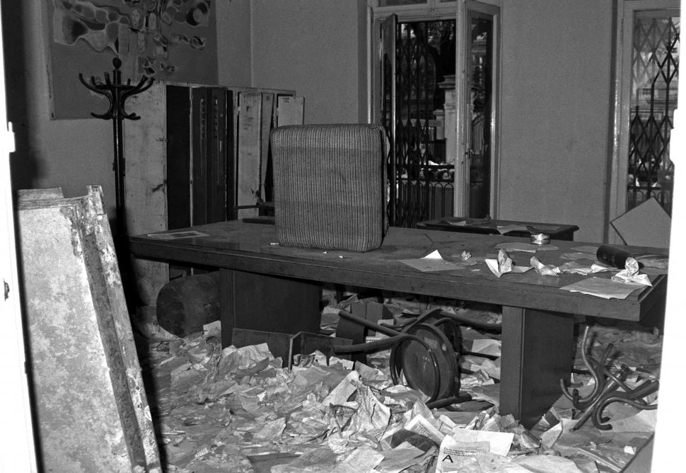 Mineriada din 1990 în imagini: Haos pe străzi, maşini incendiate, violenţe şi clădiri devastate 980616