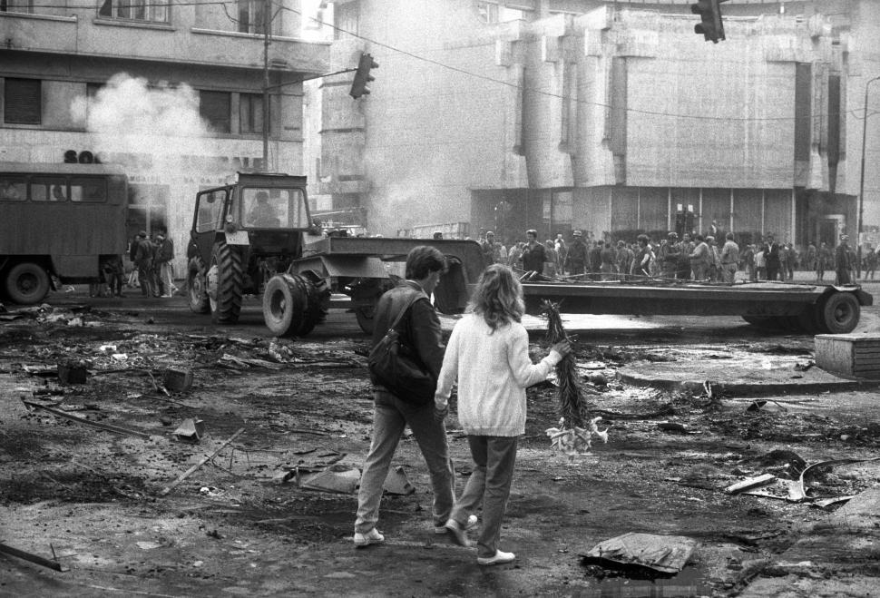 Mineriada din 1990 în imagini: Haos pe străzi, maşini incendiate, violenţe şi clădiri devastate 980617