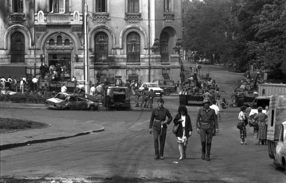 Mineriada din 1990 în imagini: Haos pe străzi, maşini incendiate, violenţe şi clădiri devastate 980618