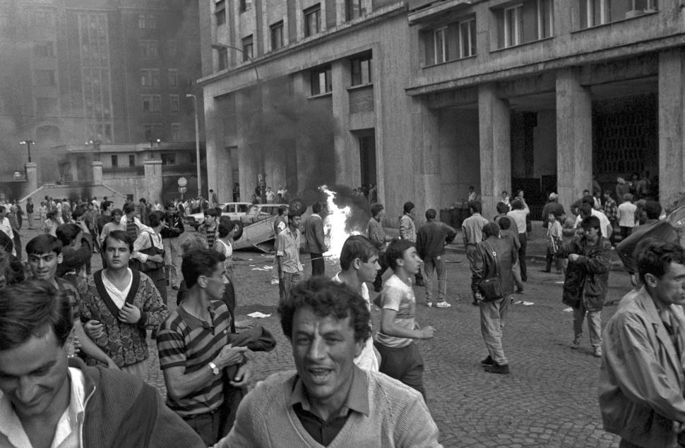 Mineriada din 1990 în imagini: Haos pe străzi, maşini incendiate, violenţe şi clădiri devastate 980619