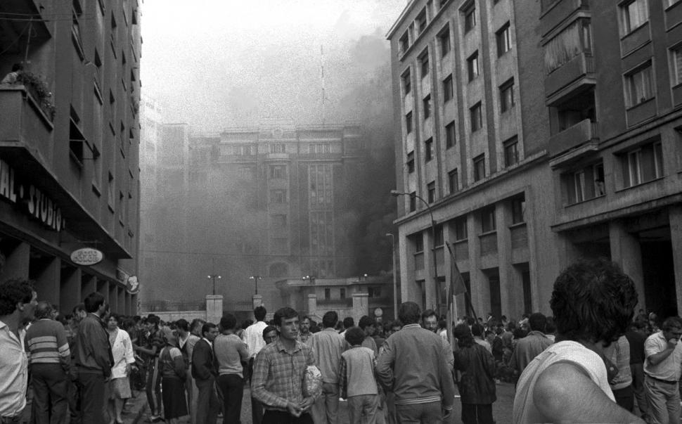 Mineriada din 1990 în imagini: Haos pe străzi, maşini incendiate, violenţe şi clădiri devastate 980620
