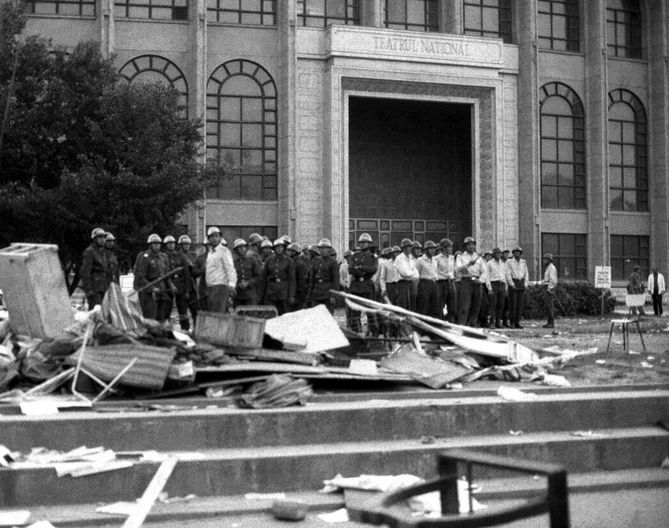 Mineriada din 1990 în imagini: Haos pe străzi, maşini incendiate, violenţe şi clădiri devastate 980621