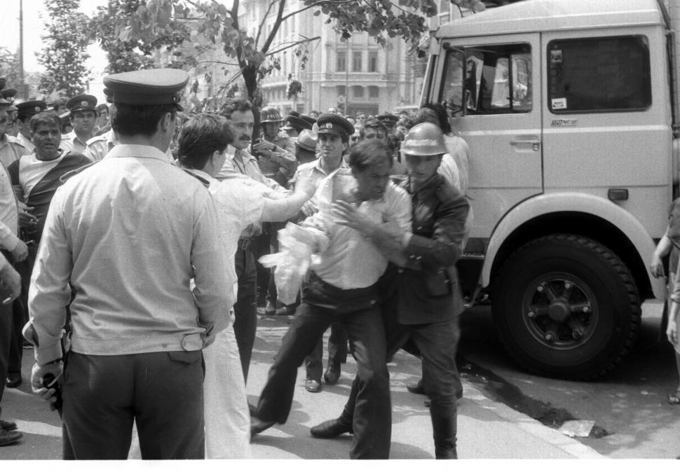 Mineriada din 1990 în imagini: Haos pe străzi, maşini incendiate, violenţe şi clădiri devastate 980622