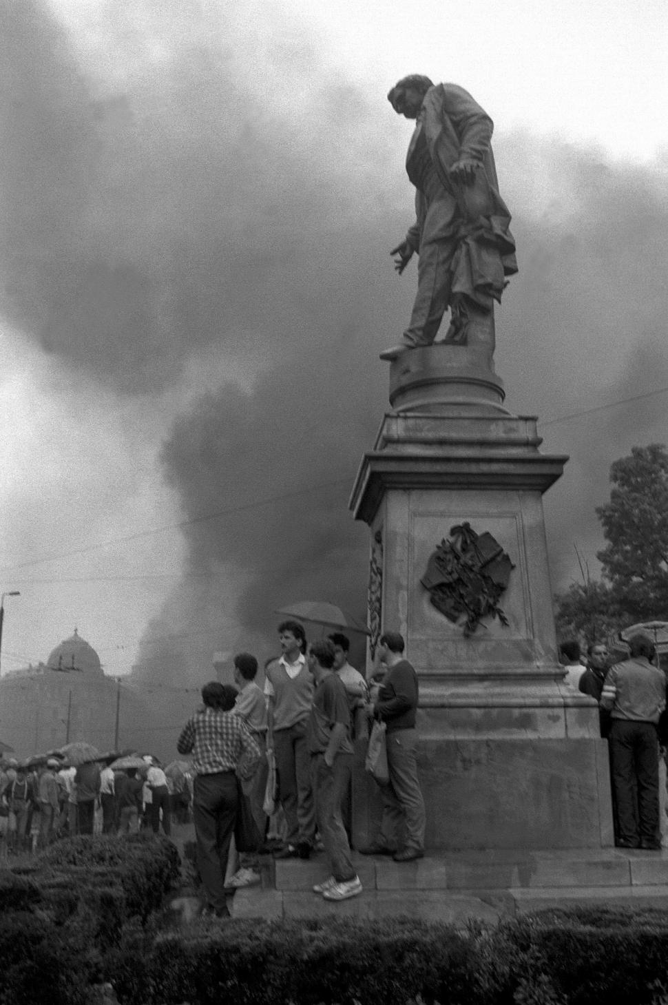 Mineriada din 1990 în imagini: Haos pe străzi, maşini incendiate, violenţe şi clădiri devastate 980623