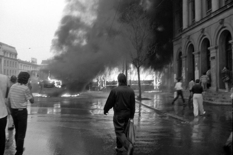 Mineriada din 1990 în imagini: Haos pe străzi, maşini incendiate, violenţe şi clădiri devastate 980624