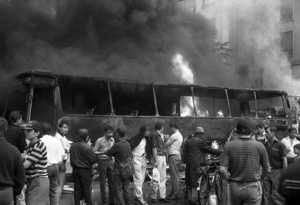 Mineriada din 1990 în imagini: Haos pe străzi, maşini incendiate, violenţe şi clădiri devastate 980625