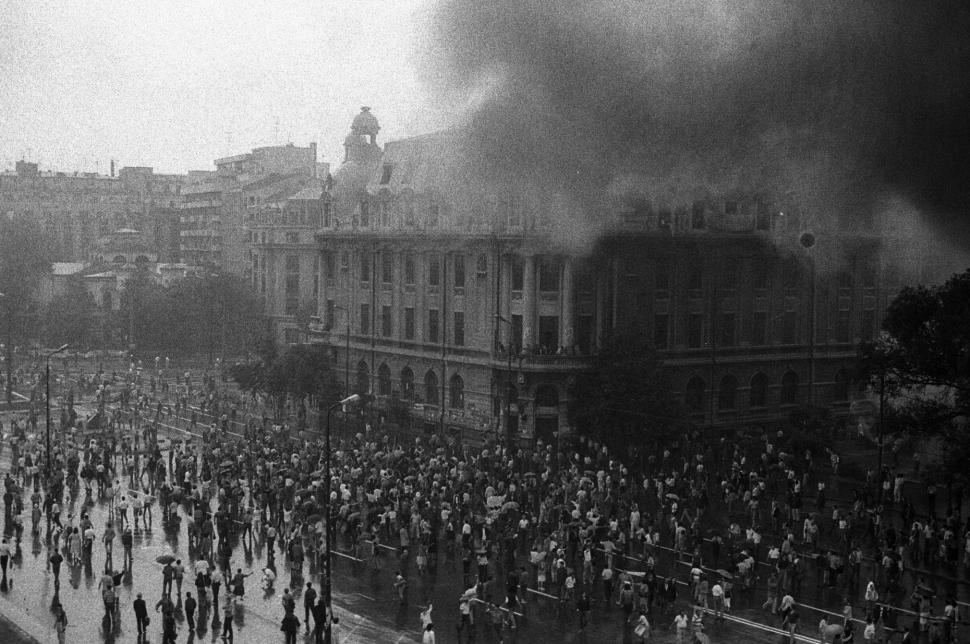 Mineriada din 1990 în imagini: Haos pe străzi, maşini incendiate, violenţe şi clădiri devastate 980626