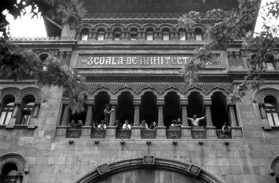 Mineriada din 1990 în imagini: Haos pe străzi, maşini incendiate, violenţe şi clădiri devastate 980627