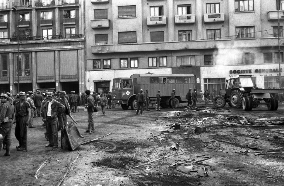 Mineriada din 1990 în imagini: Haos pe străzi, maşini incendiate, violenţe şi clădiri devastate 980628
