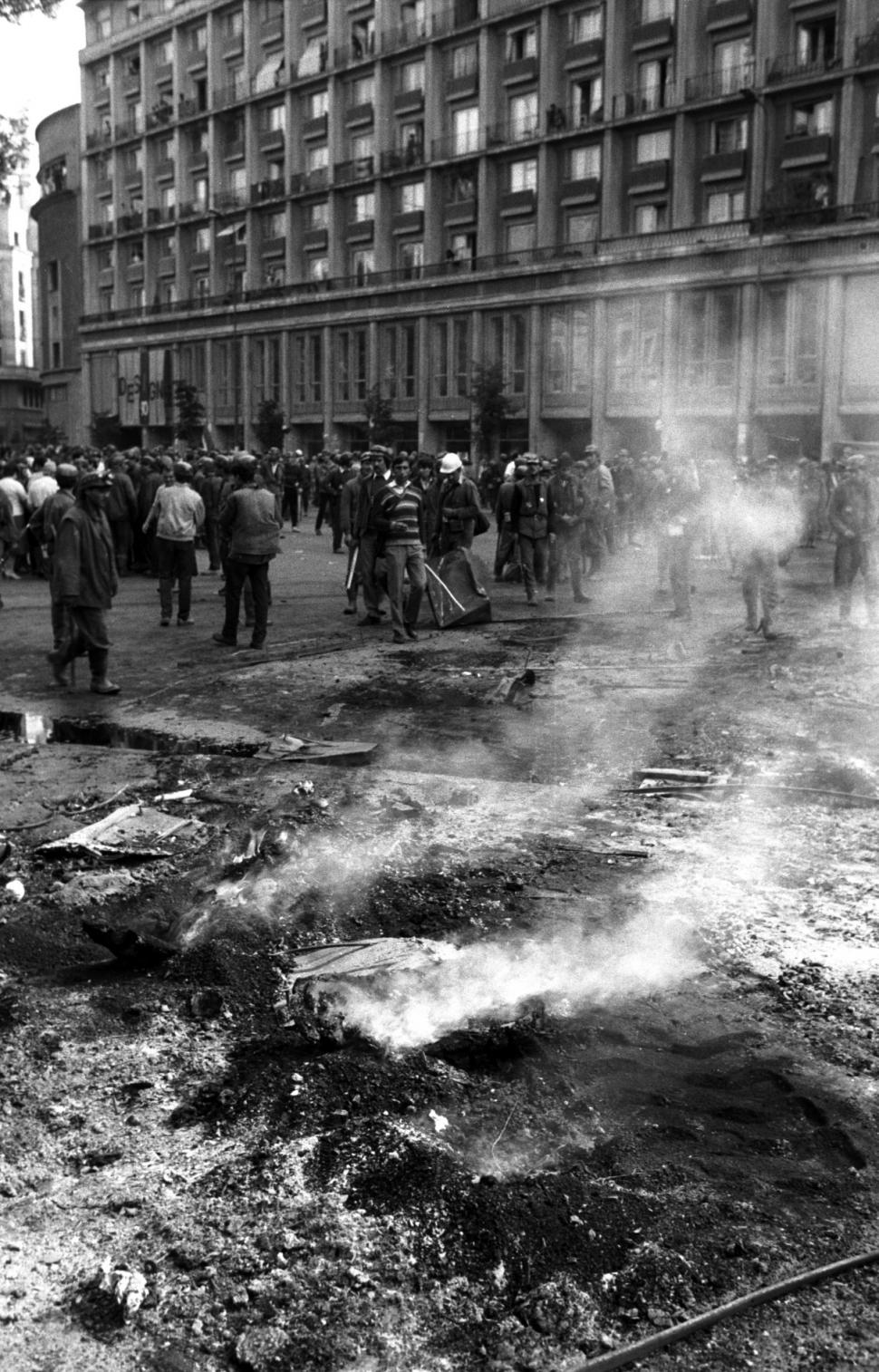 Mineriada din 1990 în imagini: Haos pe străzi, maşini incendiate, violenţe şi clădiri devastate 980629
