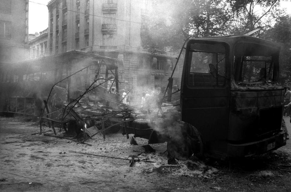 Mineriada din 1990 în imagini: Haos pe străzi, maşini incendiate, violenţe şi clădiri devastate 980630