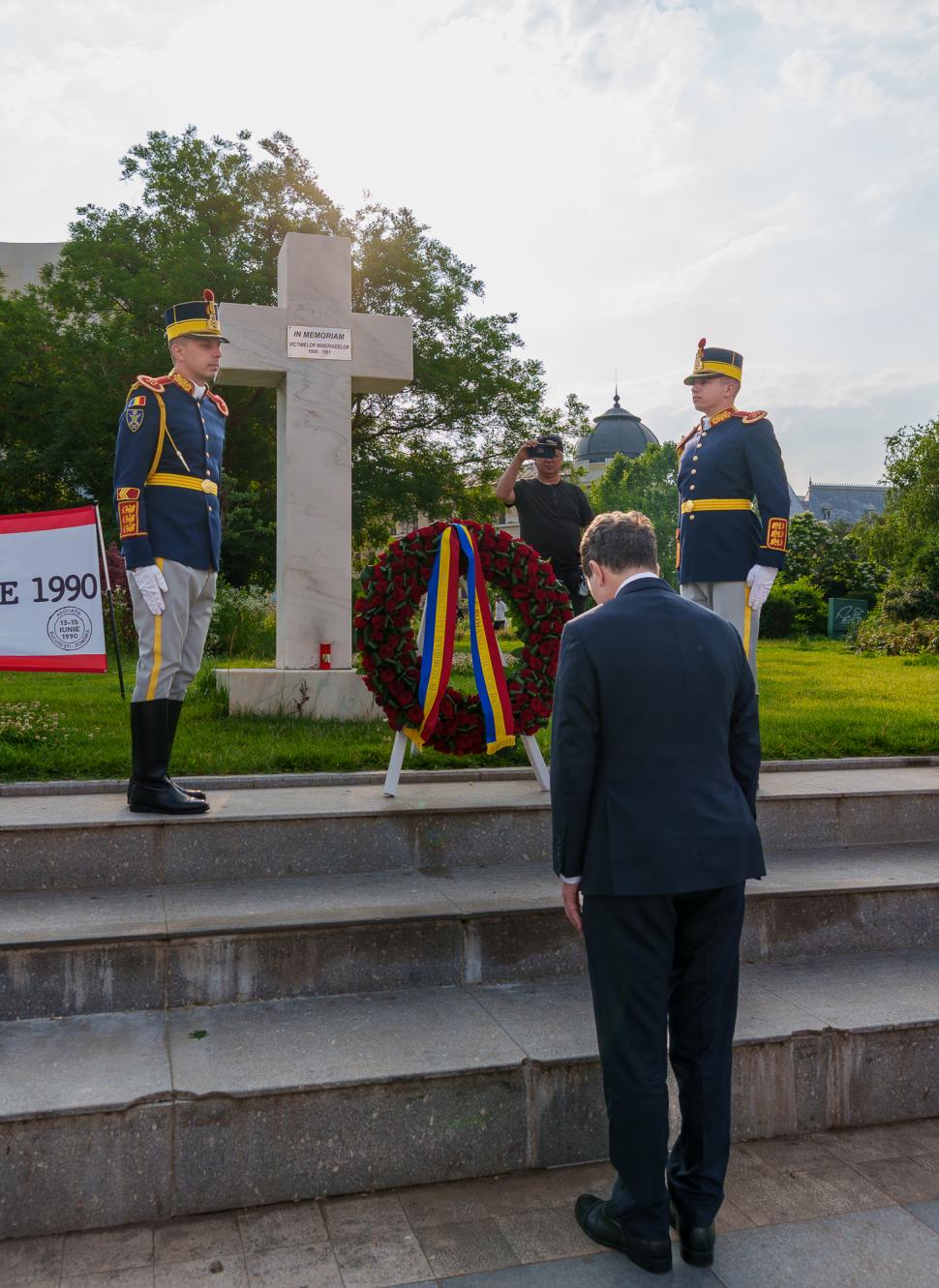 Preşedintele Nicuşor Dan a depus coroane de flori în memoria victimelor Mineriadei din 1990 980371
