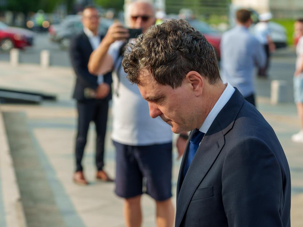 Preşedintele Nicuşor Dan a depus coroane de flori în memoria victimelor Mineriadei din 1990 980373