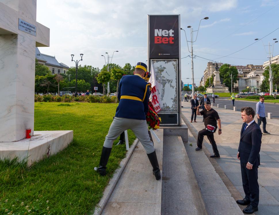 Preşedintele Nicuşor Dan a depus coroane de flori în memoria victimelor Mineriadei din 1990 980374