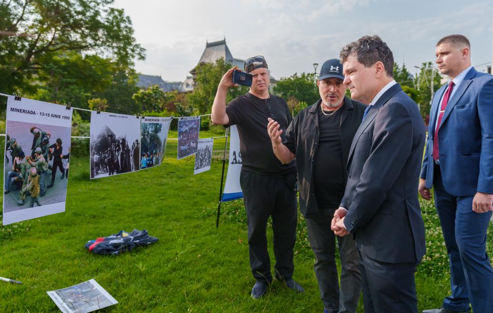 Preşedintele Nicuşor Dan a depus coroane de flori în memoria victimelor Mineriadei din 1990 980375