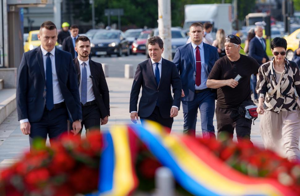 Preşedintele Nicuşor Dan a depus coroane de flori în memoria victimelor Mineriadei din 1990 980376
