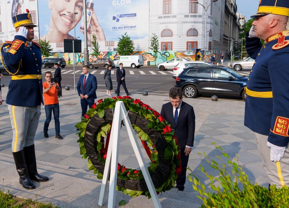 Preşedintele Nicuşor Dan a depus coroane de flori în memoria victimelor Mineriadei din 1990 980377