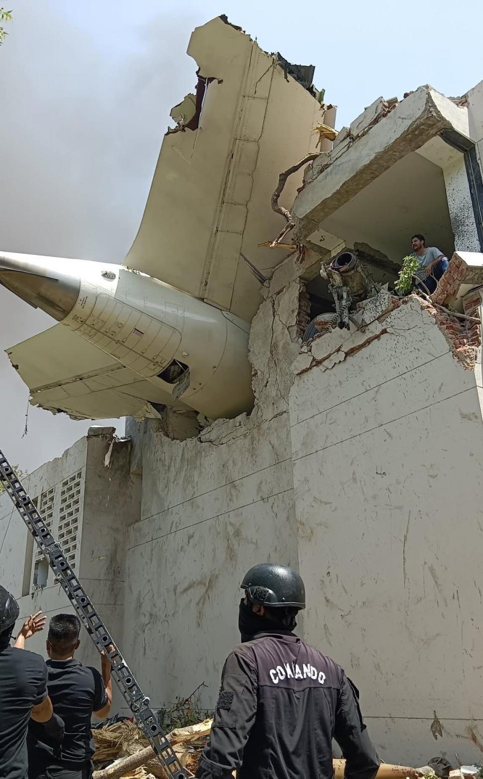 Ultima fotografie în avionul prăbuşit AI-171: Un doctor a făcut un selfie alături de soţia şi copiii săi care se mutau cu el în Anglia 980476