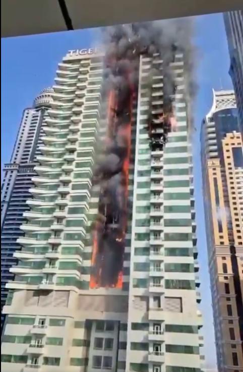 Un zgârie-nori din Dubai Marina a luat foc. Aproape 3000 de locatari au fost evacuați 980868