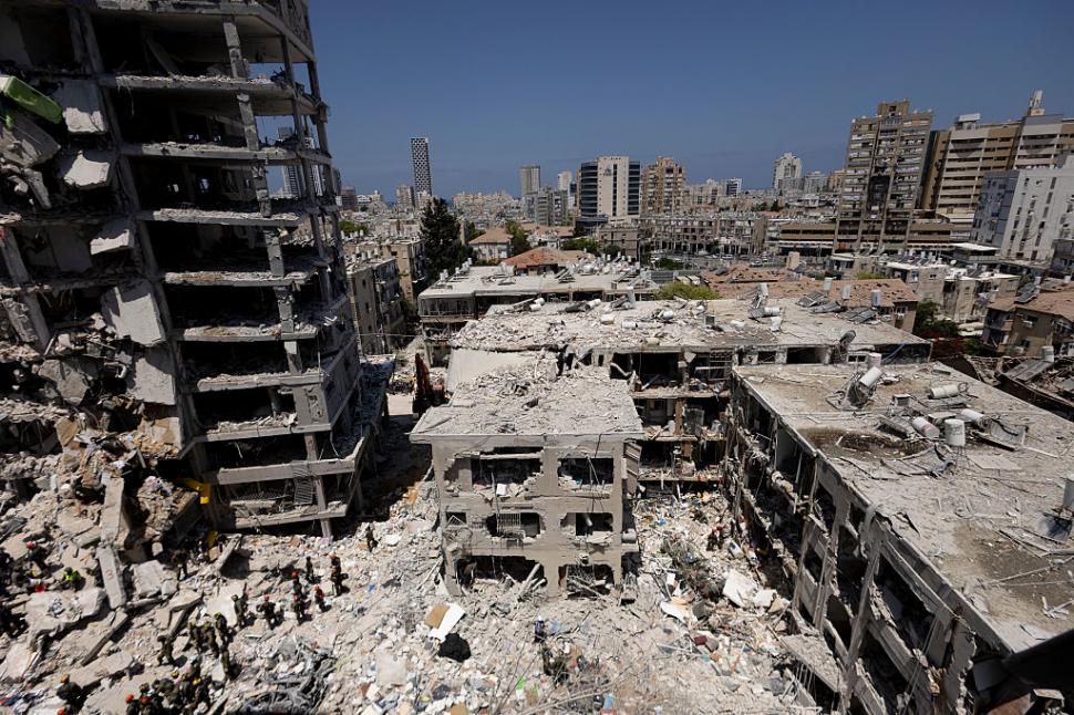 Imaginile dezastrului, după ce Iranul a tras 200 de rachete spre Israel. Clădiri distruse, morţi şi sute de răniţi 980948