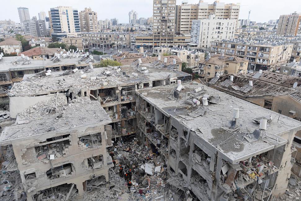 Imaginile dezastrului, după ce Iranul a tras 200 de rachete spre Israel. Clădiri distruse, morţi şi sute de răniţi 980949