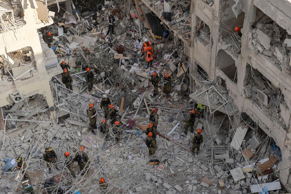 Imaginile dezastrului, după ce Iranul a tras 200 de rachete spre Israel. Clădiri distruse, morţi şi sute de răniţi 980950