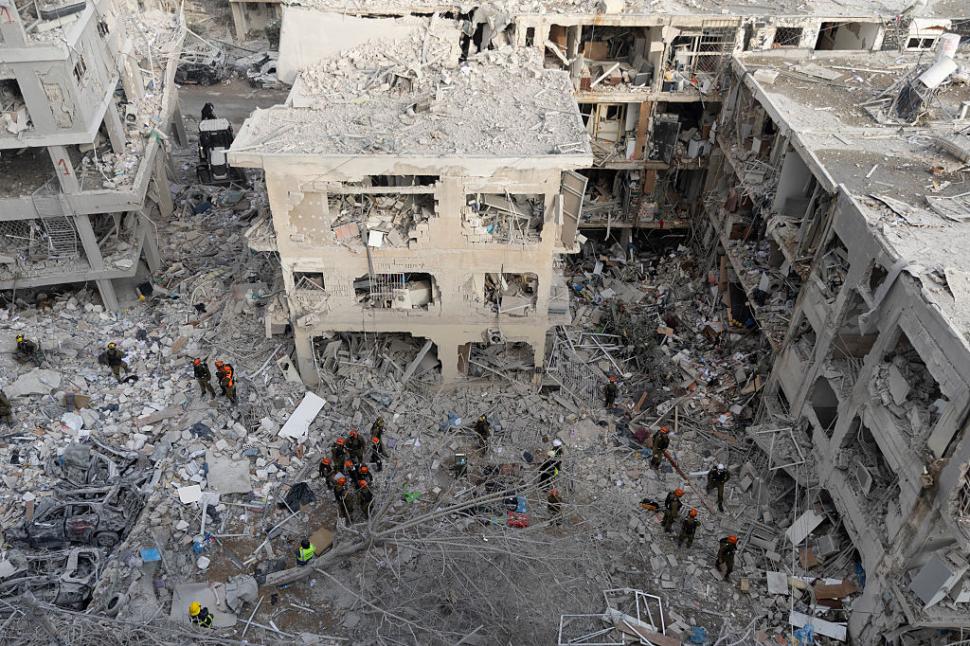 Imaginile dezastrului, după ce Iranul a tras 200 de rachete spre Israel. Clădiri distruse, morţi şi sute de răniţi 980951