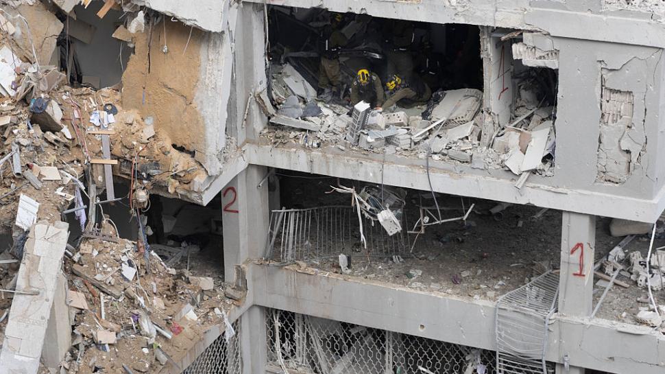 Imaginile dezastrului, după ce Iranul a tras 200 de rachete spre Israel. Clădiri distruse, morţi şi sute de răniţi 980952