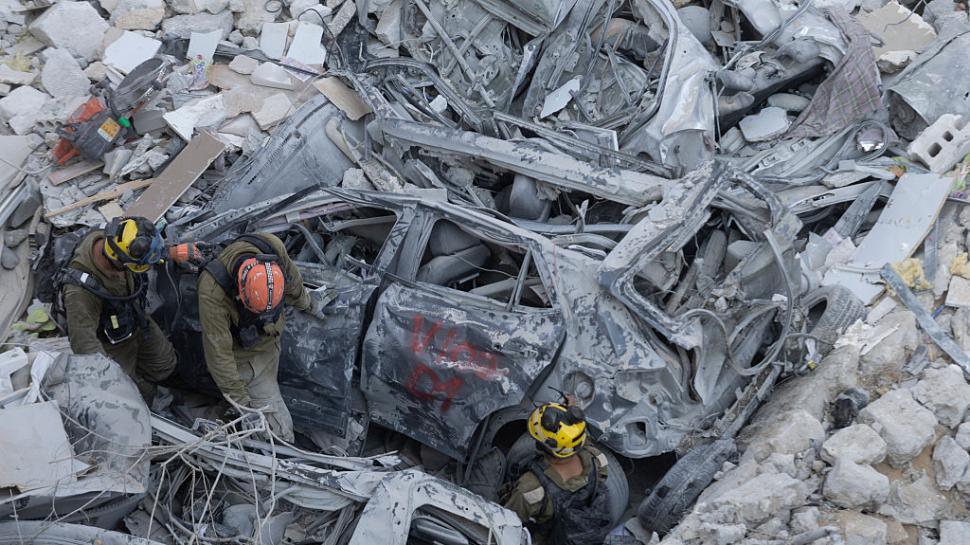 Imaginile dezastrului, după ce Iranul a tras 200 de rachete spre Israel. Clădiri distruse, morţi şi sute de răniţi 980953