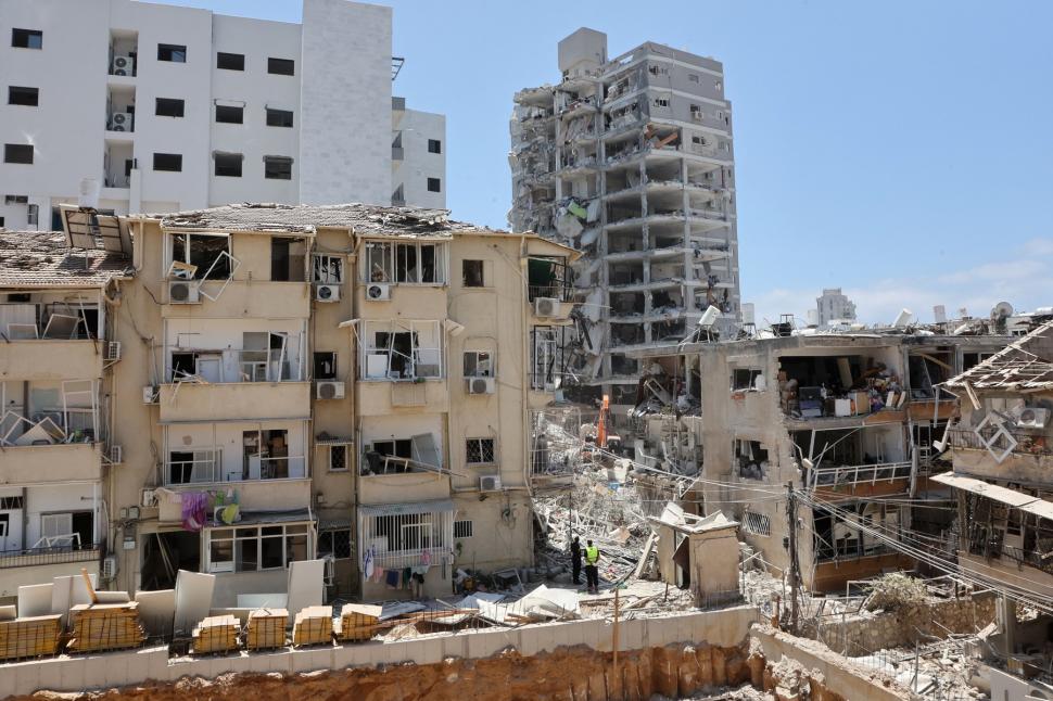 Imaginile dezastrului, după ce Iranul a tras 200 de rachete spre Israel. Clădiri distruse, morţi şi sute de răniţi 980955