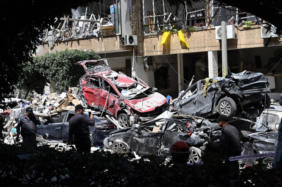 Imaginile dezastrului, după ce Iranul a tras 200 de rachete spre Israel. Clădiri distruse, morţi şi sute de răniţi 980956