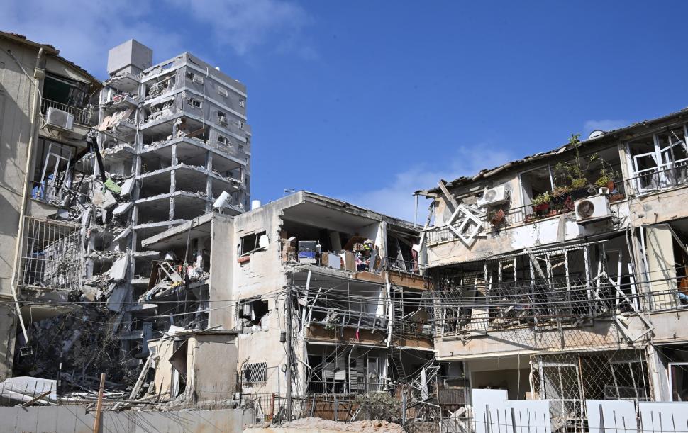 Imaginile dezastrului, după ce Iranul a tras 200 de rachete spre Israel. Clădiri distruse, morţi şi sute de răniţi 980957